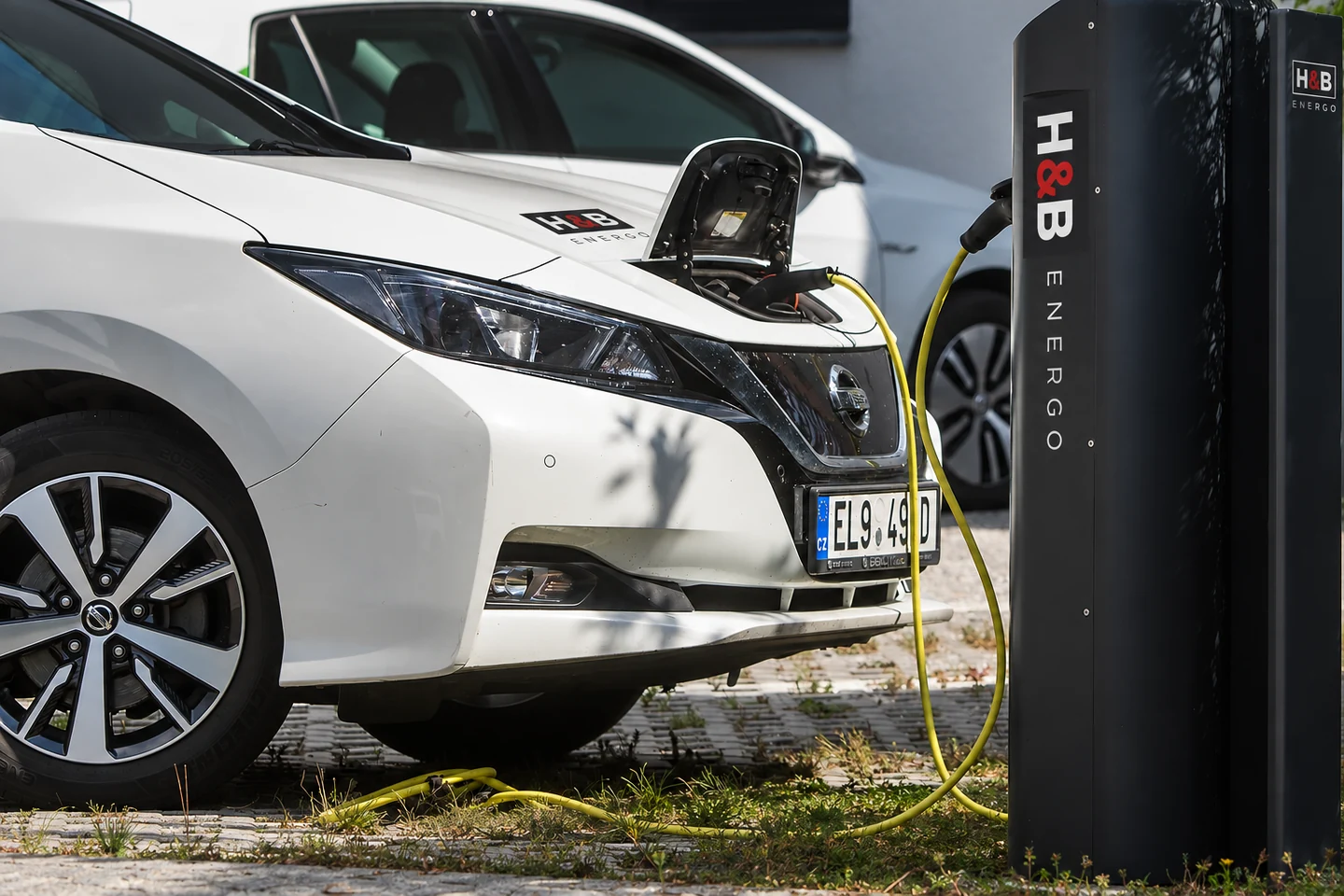 Електромобіль, підключений до зарядної станції H&B Energo